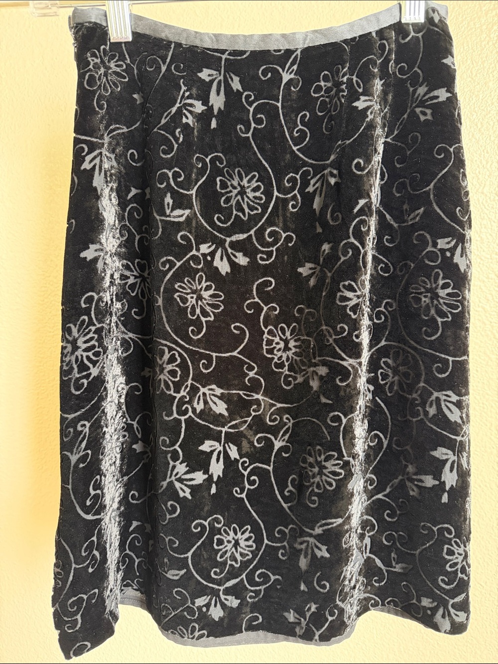 Harold’s Black Silk Blend Textured Burnout Velvet Skirt - Size 2